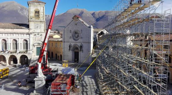 Norcia, piazza San Benedetto durante la messa in sicurezza della basilica danneggiata dal sisma del 2016